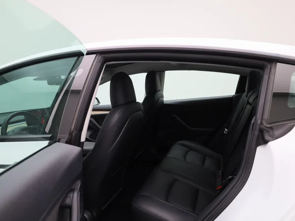 Tesla Model 3 (2022) — foto 40 van 40