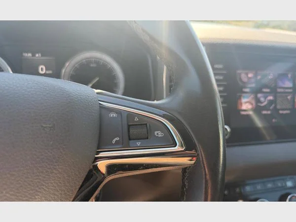 Skoda KAROQ (2018) — foto 15 van 29