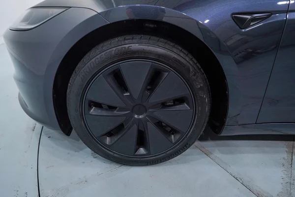 Tesla Model 3 (2024) — foto 2 van 40