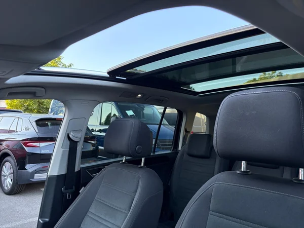 VOLKSWAGEN Touran (2018) — foto 13 van 24