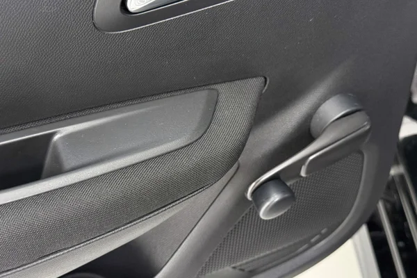 Peugeot E-208 (2022) — foto 41 van 41