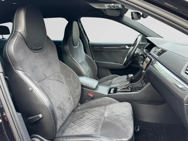 SKODA Superb Combi (2017) — foto 13 van 22