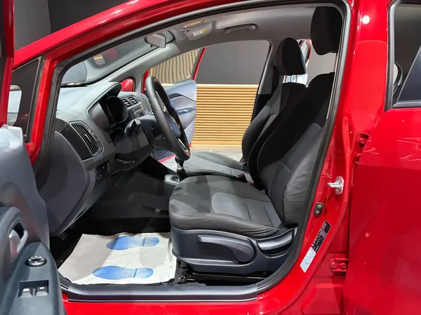 Kia Rio (2015) — foto 17 van 19