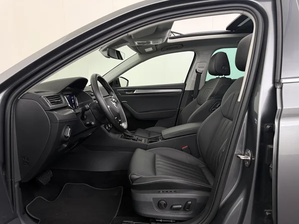 SKODA Superb (2023) — foto 2 van 31