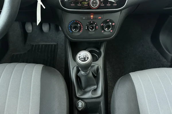 Fiat Punto (2017) — foto 4 van 39