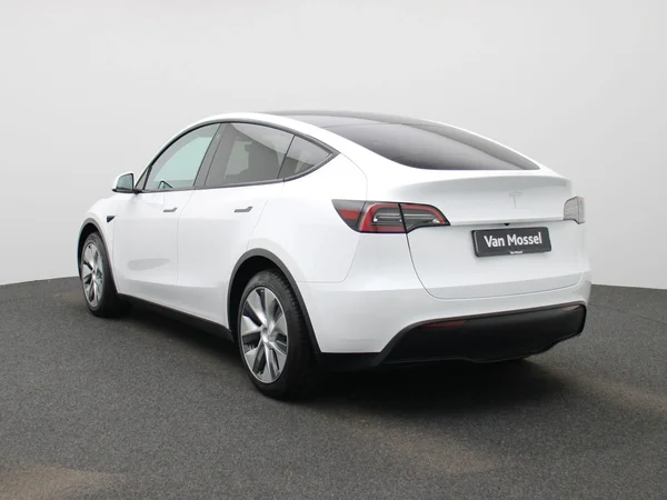 Tesla Model Y (2023) — foto 12 van 43