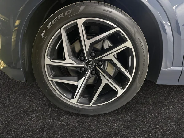 AUDI Q6 e-tron (2024) — foto 12 van 14