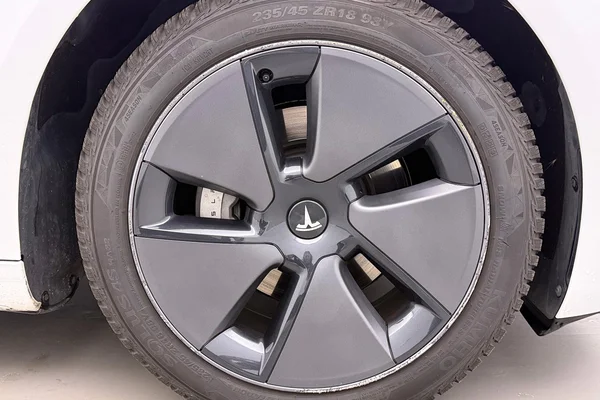 Tesla Model 3 (2023) — foto 36 van 44
