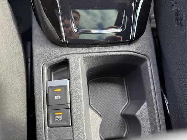 VOLKSWAGEN T-Roc (2024) — foto 18 van 28