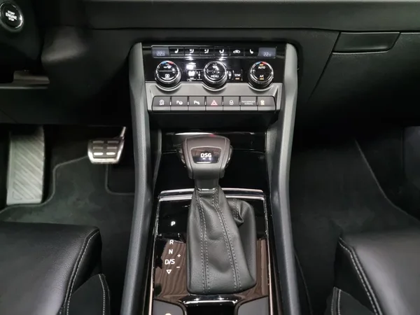 SKODA Karoq (2018) — foto 4 van 23