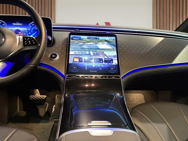 Mercedes-Benz EQE-350 (2022) — foto 13 van 29