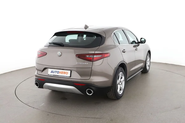 Alfa Romeo Stelvio (2018) — foto 12 van 16