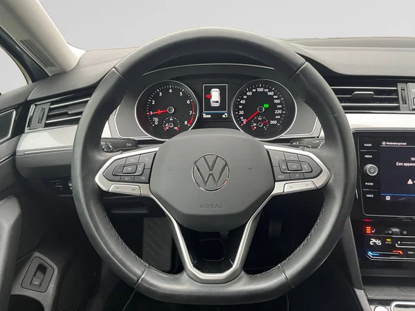 VOLKSWAGEN Passat SW (2023) — foto 7 van 24