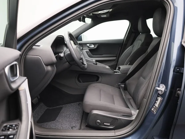 Polestar 2 (2023) — foto 3 van 41
