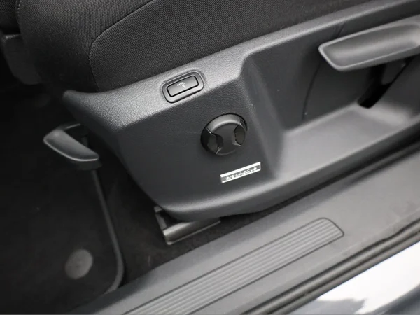 VOLKSWAGEN Touran (2023) — foto 9 van 23
