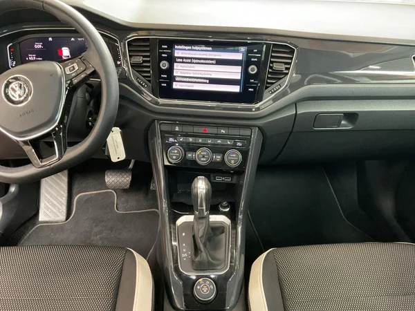 VOLKSWAGEN T-Roc (2019) — foto 3 van 21
