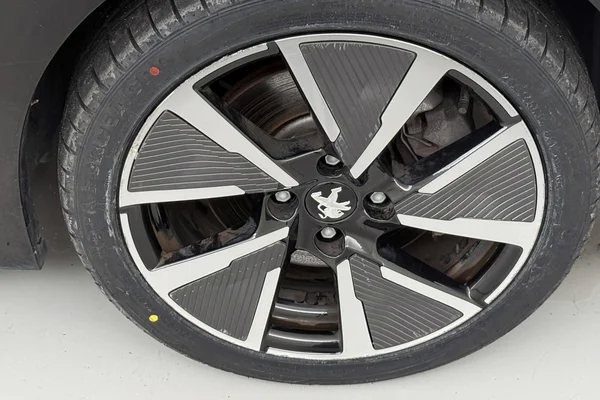 Peugeot E-208 (2021) — foto 30 van 36