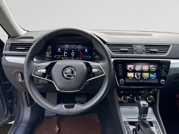 SKODA Superb Combi (2024) — foto 19 van 19