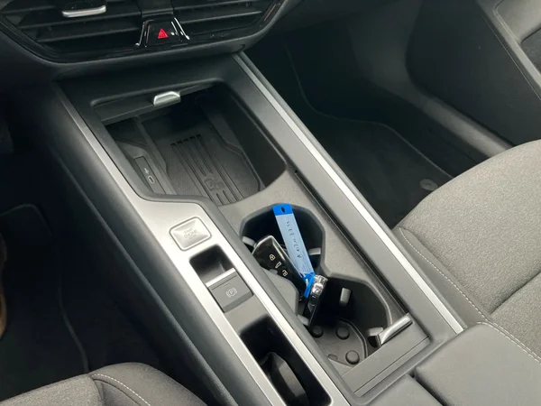 VOLKSWAGEN Passat SW (2024) — foto 11 van 25
