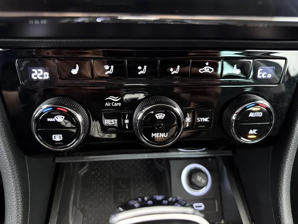 SKODA Superb (2022) — foto 18 van 31