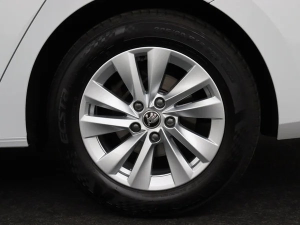 SKODA Octavia Combi (2024) — foto 15 van 19