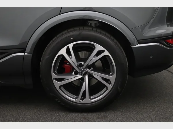 AUDI Q6 Sportback e-tron (2025) — foto 13 van 22