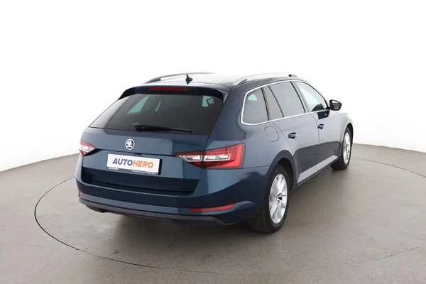 Skoda Superb (2018) — foto 12 van 16