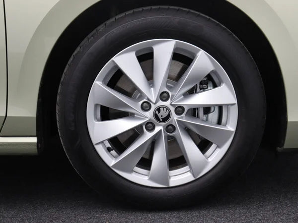 SKODA Superb Combi PHEV (2025) — foto 14 van 17