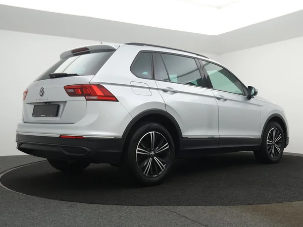 VOLKSWAGEN Tiguan (2022) — foto 12 van 24
