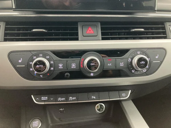 AUDI A4 Avant (2022) — foto 13 van 36
