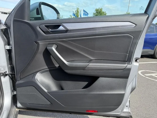 VOLKSWAGEN T-Roc (2022) — foto 14 van 25