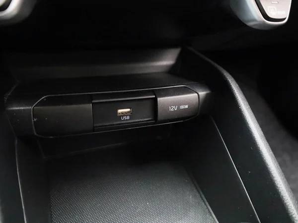 Kia Stonic (2023) — foto 17 van 34