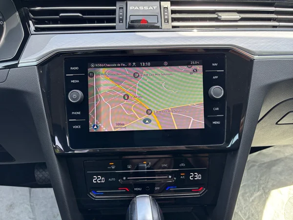 VOLKSWAGEN Passat Variant (2022) — foto 9 van 22