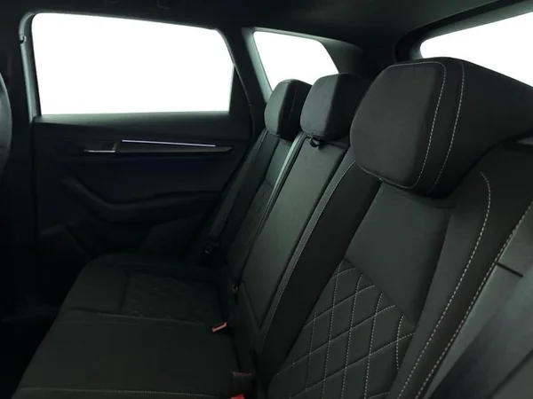 SKODA Karoq (2023) — foto 2 van 29