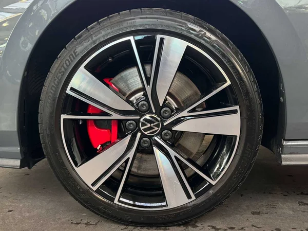 Volkswagen Golf GTE (2022) — foto 13 van 21