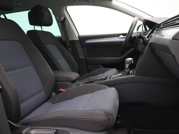 Volkswagen Passat (2022) — foto 2 van 30