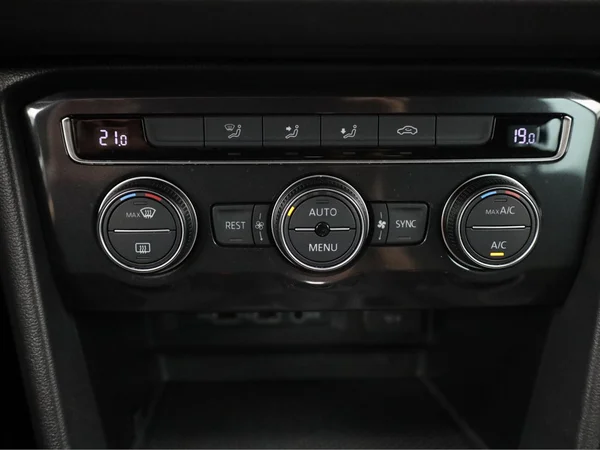 VOLKSWAGEN Tiguan (2017) — foto 9 van 22