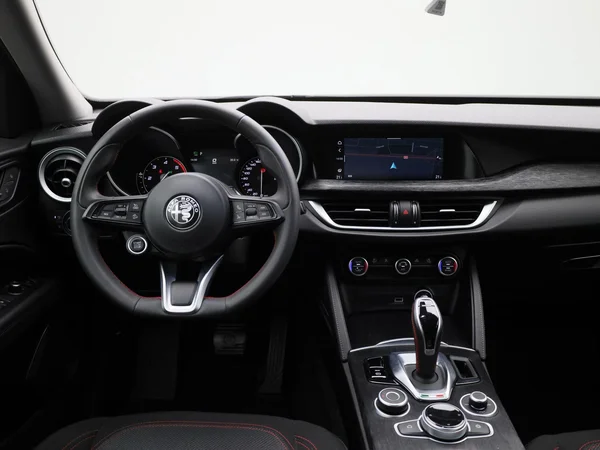 Alfa Romeo Stelvio (2022) — foto 42 van 44