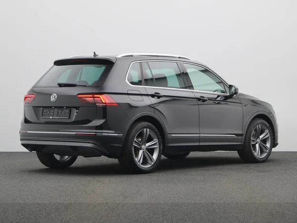 VOLKSWAGEN Tiguan (2019) — foto 12 van 22