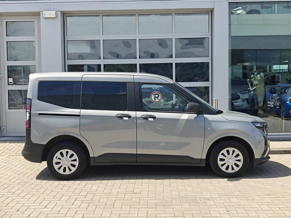 Ford Tourneo Courier (2025) — foto 13 van 18