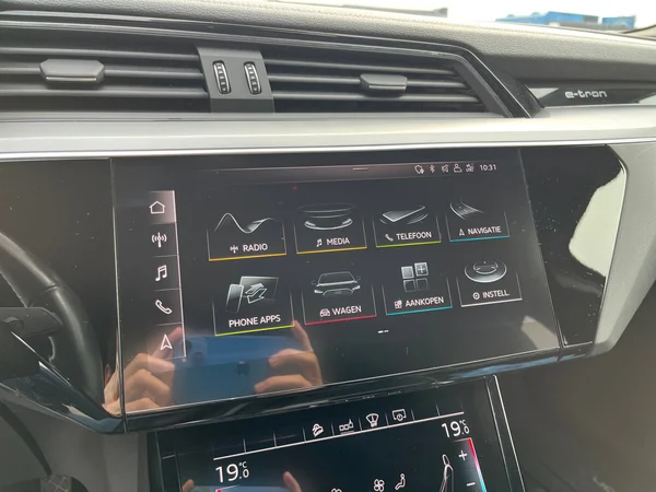AUDI e-tron (2019) — foto 15 van 24