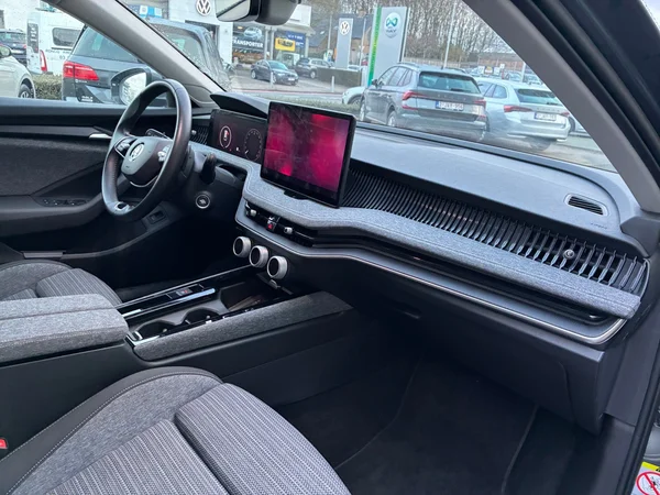 SKODA Superb Combi (2024) — foto 24 van 24
