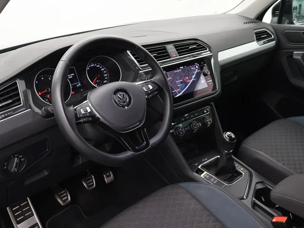VOLKSWAGEN Tiguan (2020) — foto 3 van 29