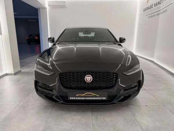 Jaguar XE (2020) — foto 12 van 20