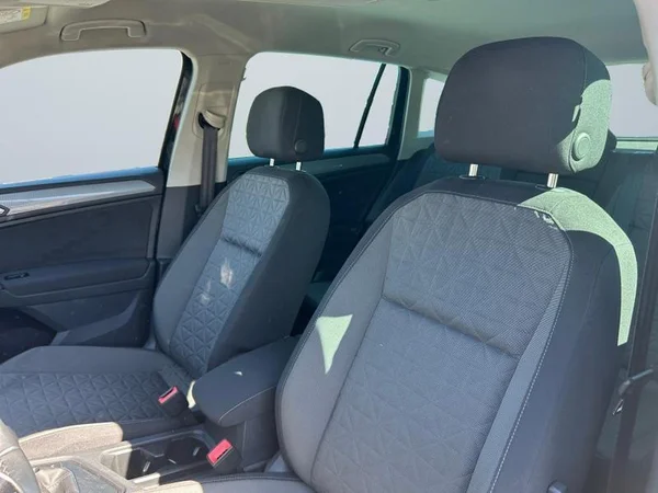 VOLKSWAGEN Tiguan (2023) — foto 2 van 31