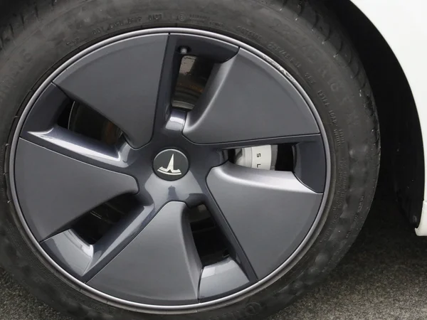 Tesla Model 3 (2022) — foto 7 van 40