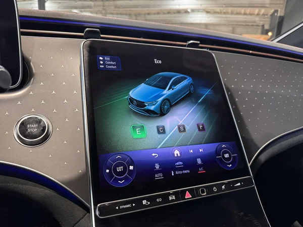 Mercedes-Benz EQE (2024) — foto 6 van 30