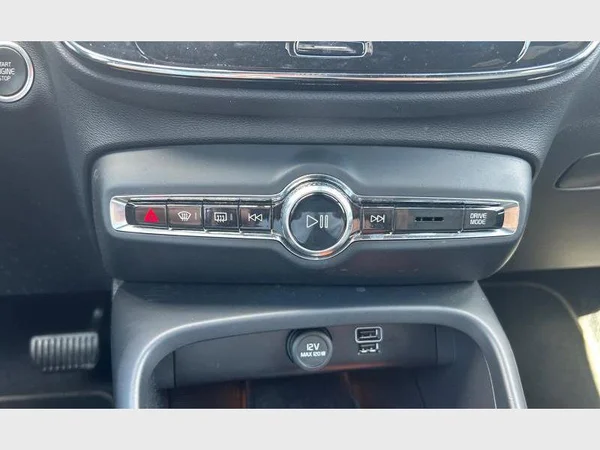 Volvo XC40 (2024) — foto 10 van 29