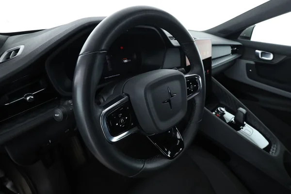 Polestar 2 (2022) — foto 2 van 16
