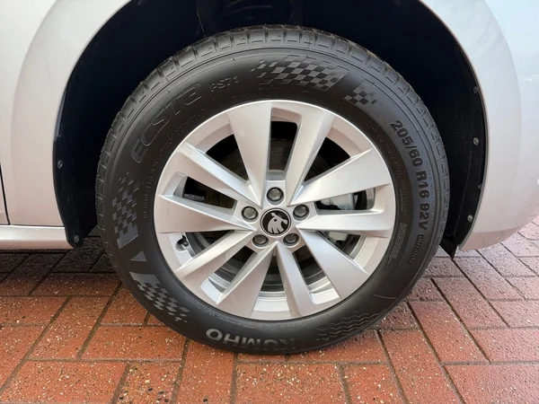 SKODA Kamiq (2025) — foto 13 van 20